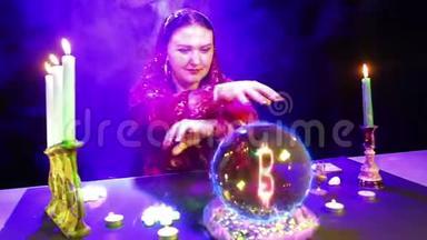 在魔术沙龙里的吉普赛人用水晶球从事魔术，比特币的火号就从里面出现了